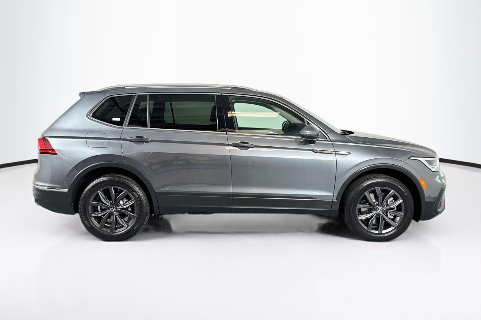 Used 2023 Platinum Gray Metallic Volkswagen SE image 4