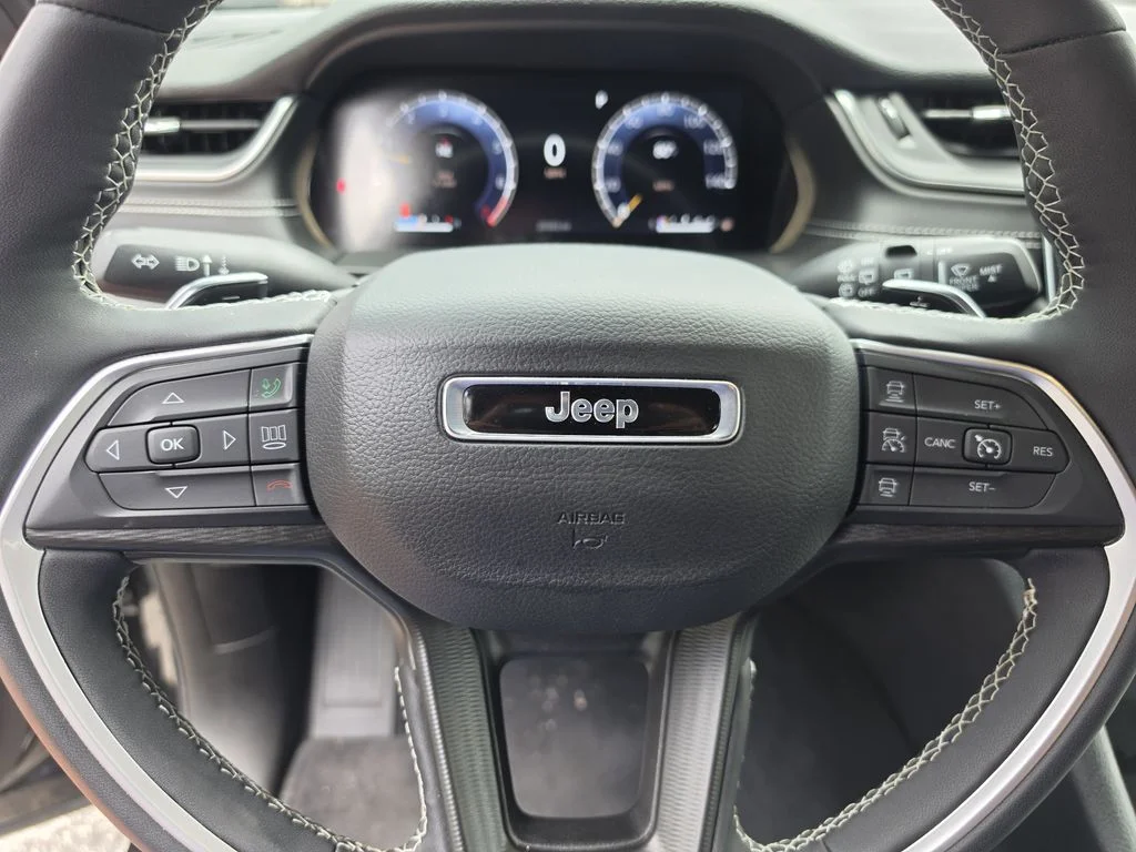 Used 2025 Diamond Black Jeep Altitude X image 30