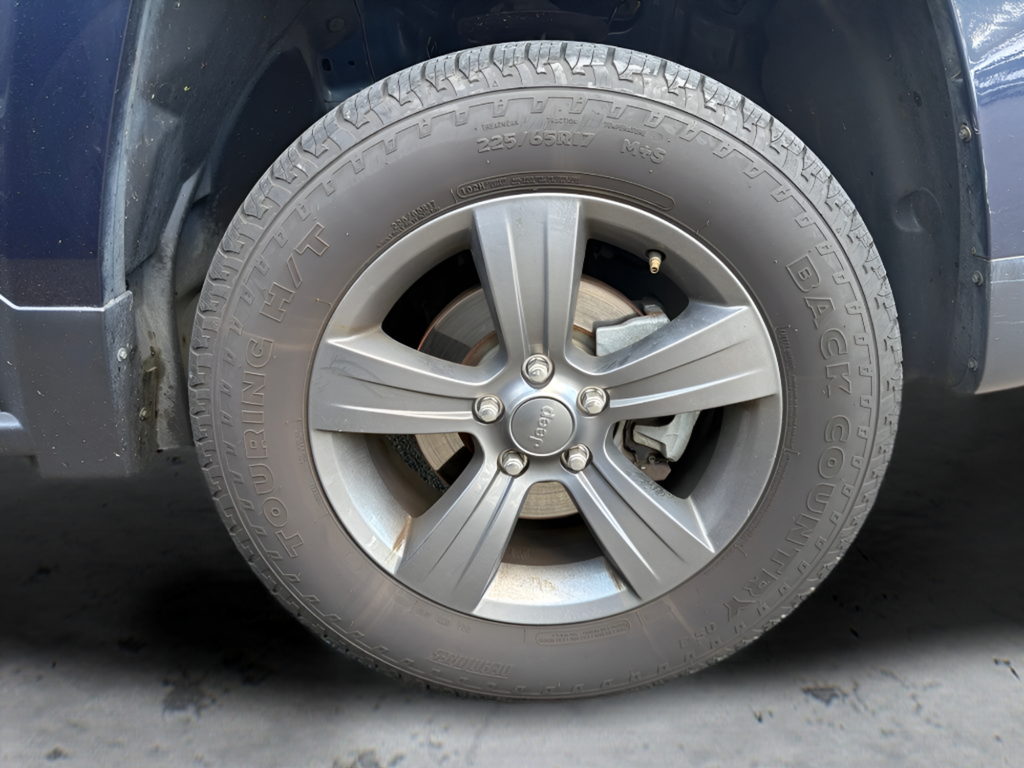 Used 2015 Blue Jeep Latitude image 11