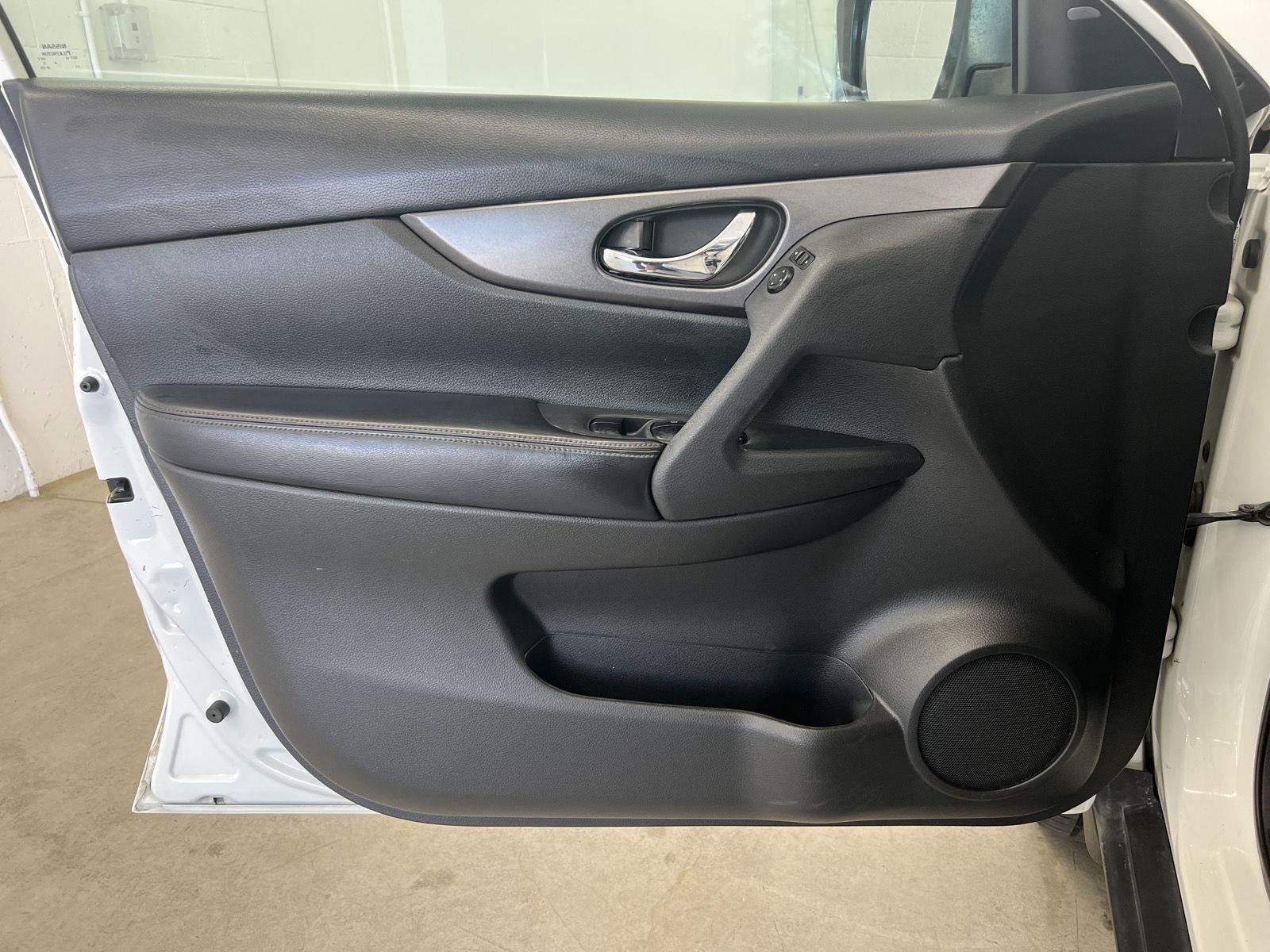 Used 2016 Pearl White Nissan SV image 11