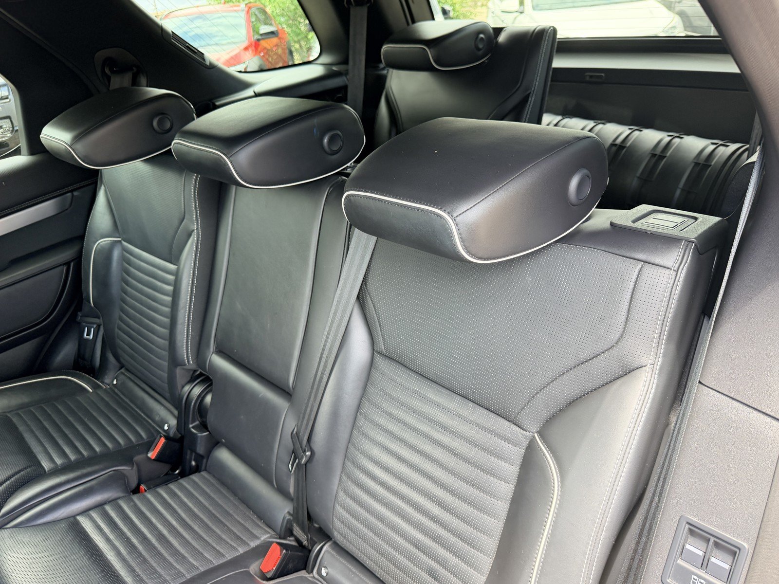 Used 2022 Black Land Rover HSE R-Dynamic image 16