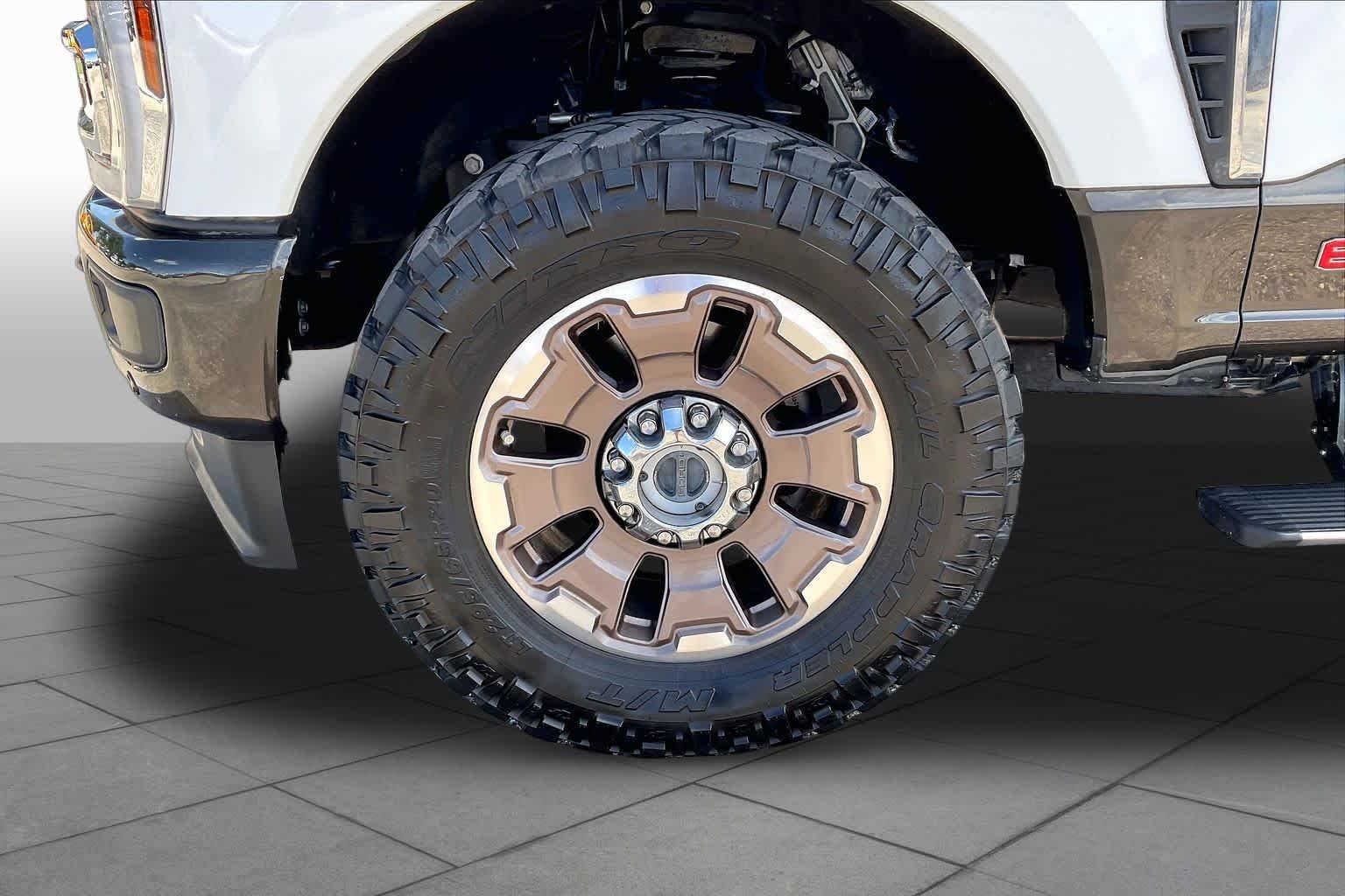 Used 2024 Star White Metallic Tri-Coat/Darkened Bronze Ford King Ranch image 11