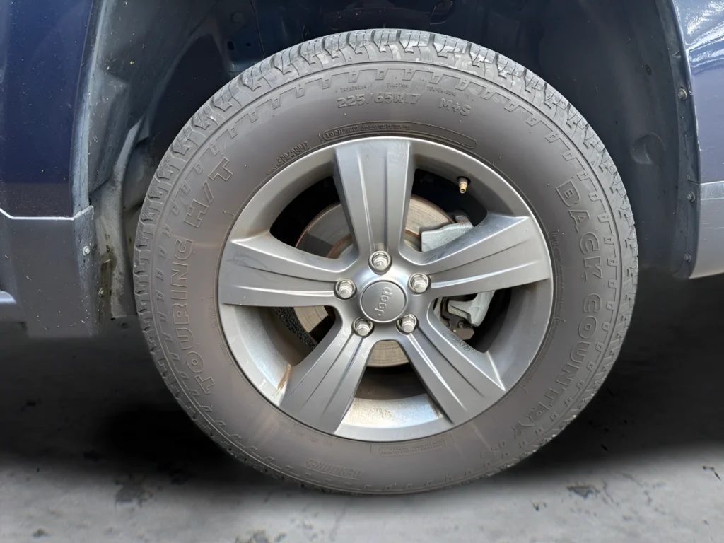 Used 2015 Blue Jeep Latitude image 11