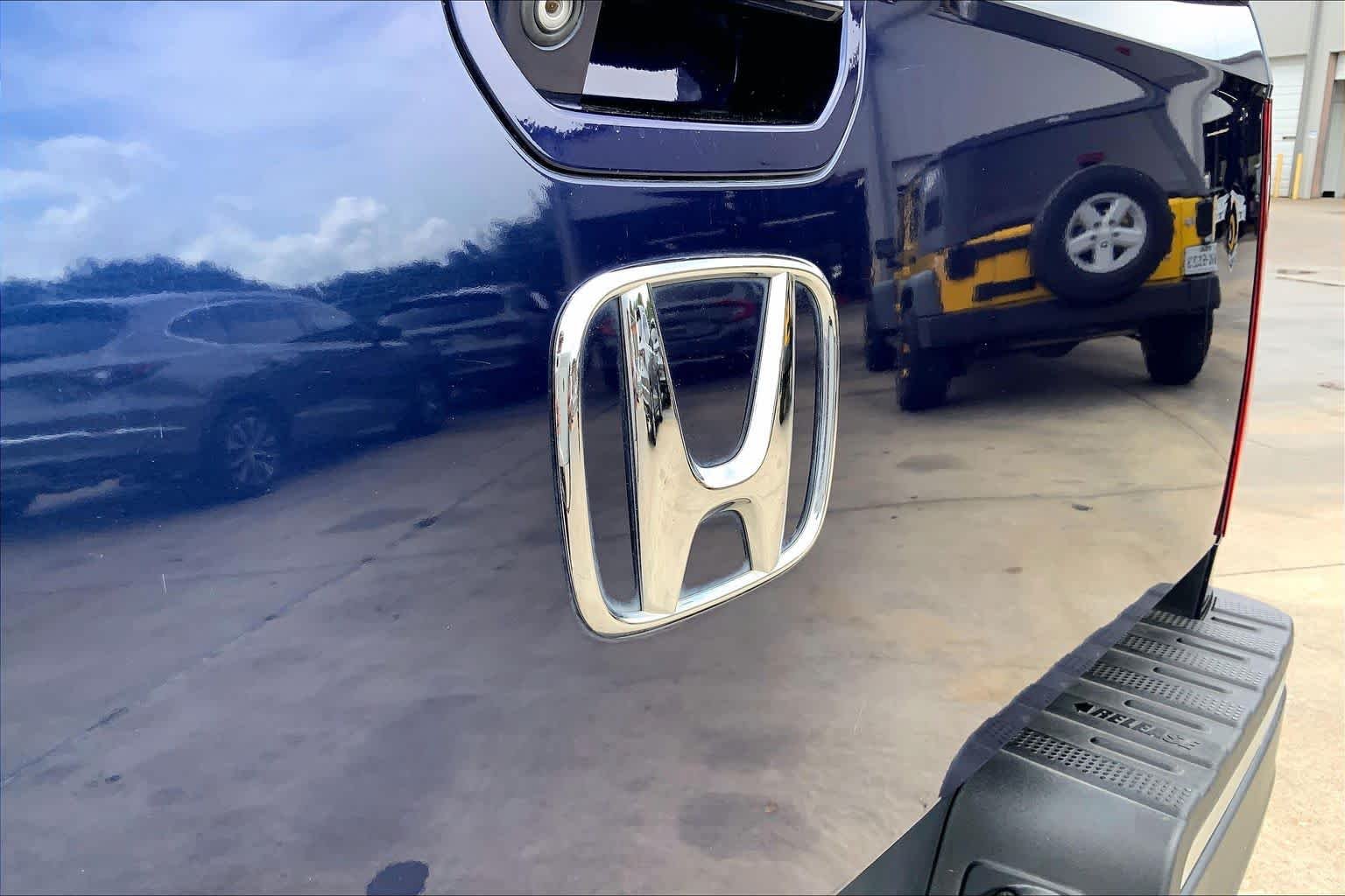 Used 2019 Obsidian Blue Pearl Honda RTL-T image 31