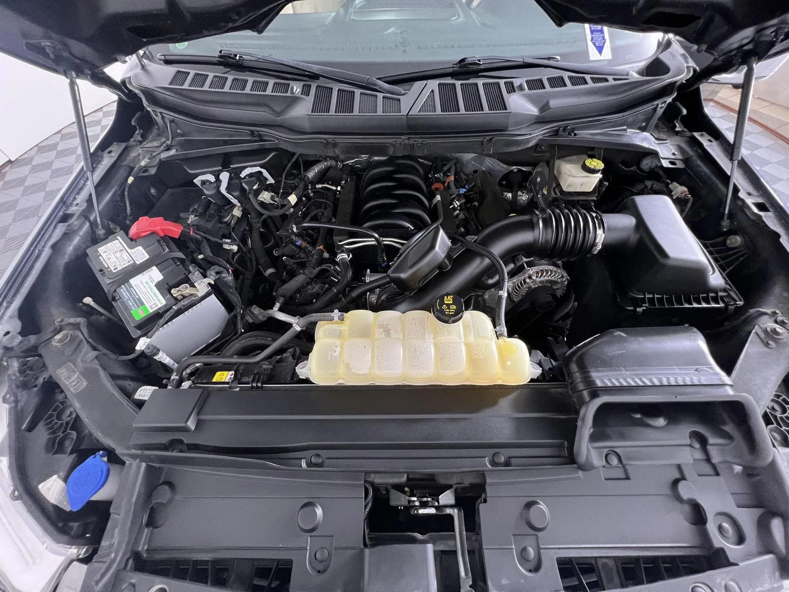 Used 2022 Smoked Quartz Metallic Tinted Clearcoat Ford LARIAT image 21