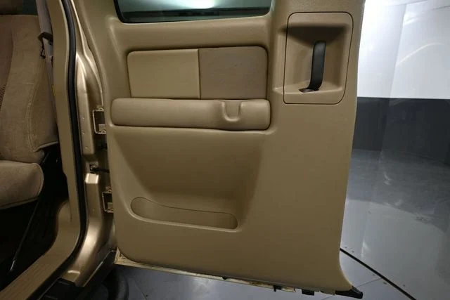 Used 2004 Beige Chevrolet Z71 image 25