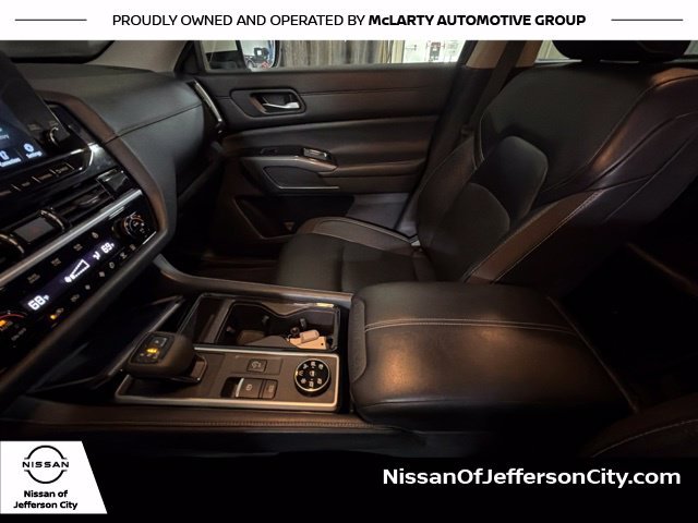 Used 2022 White Nissan SL image 25