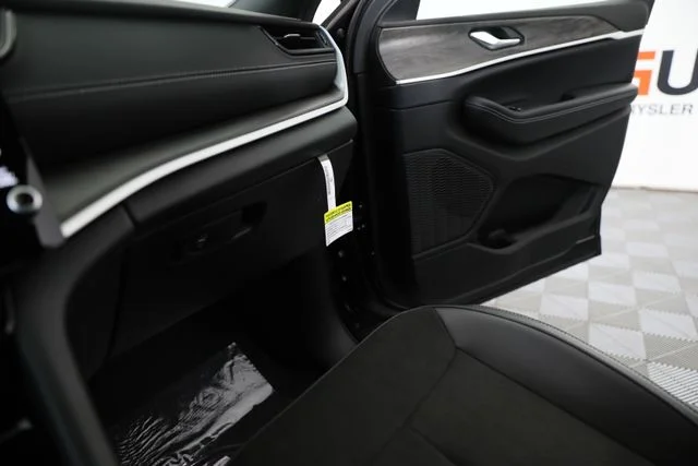 New 2026 Diamond Black Crystal Pearl-Coat Exterior Paint Jeep Altitude image 15
