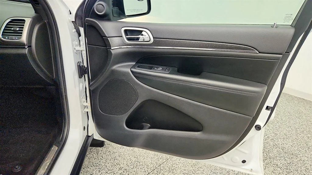 Used 2018 Bright White Clearcoat Jeep Limited 4x4 w/ Power Sunroof & Uconnect 4C Nav image 26