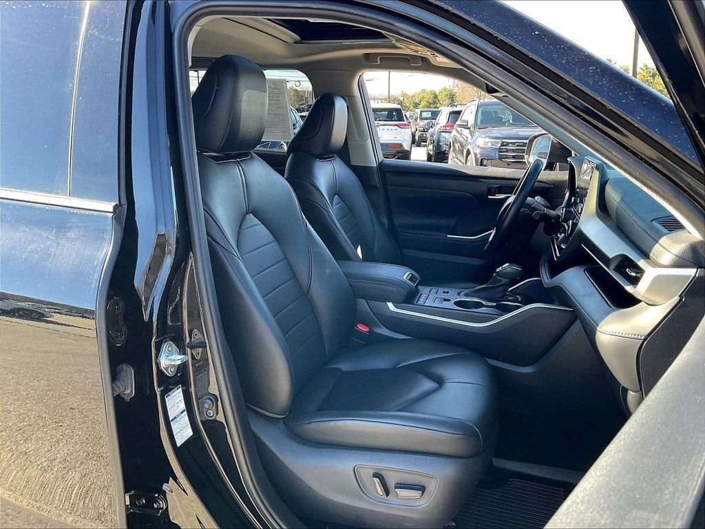 Used 2021 Black Toyota XLE image 10