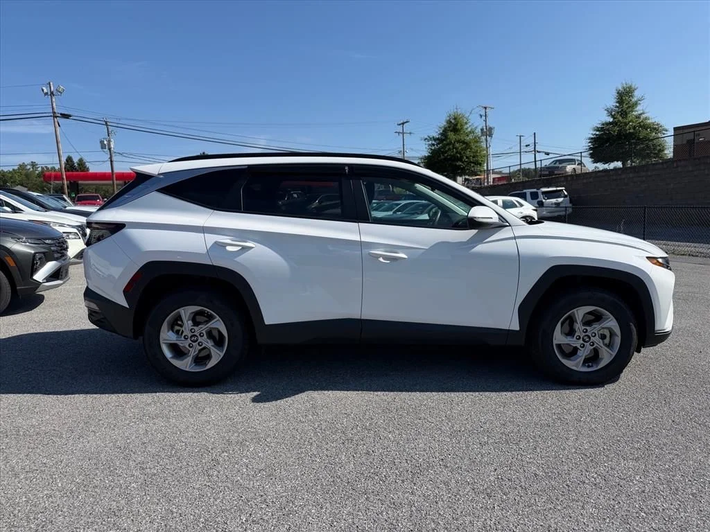 Used 2023 White Hyundai SEL image 13