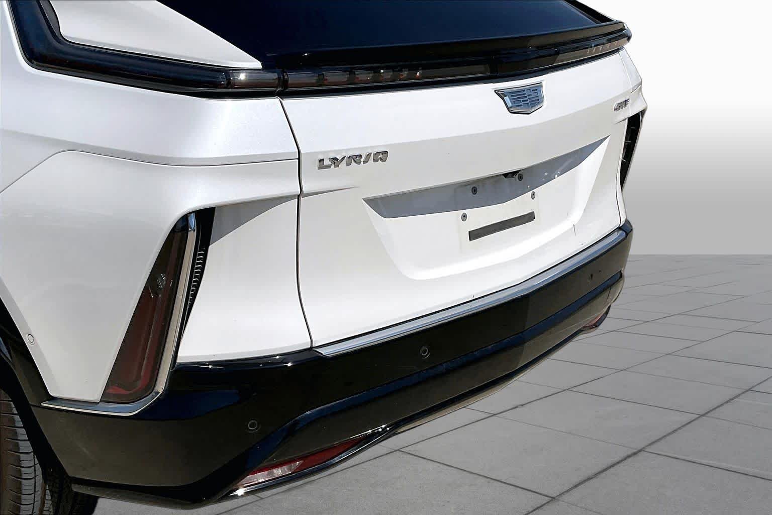Used 2025 Crystal White Tricoat Cadillac Luxury image 29