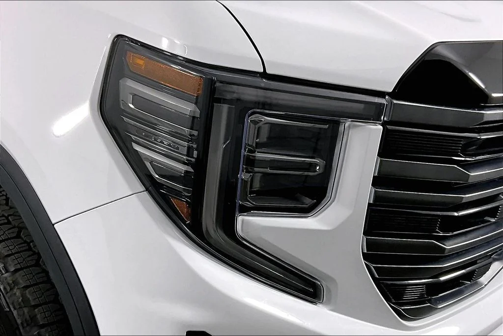 Used 2026 White GMC AT4 image 31