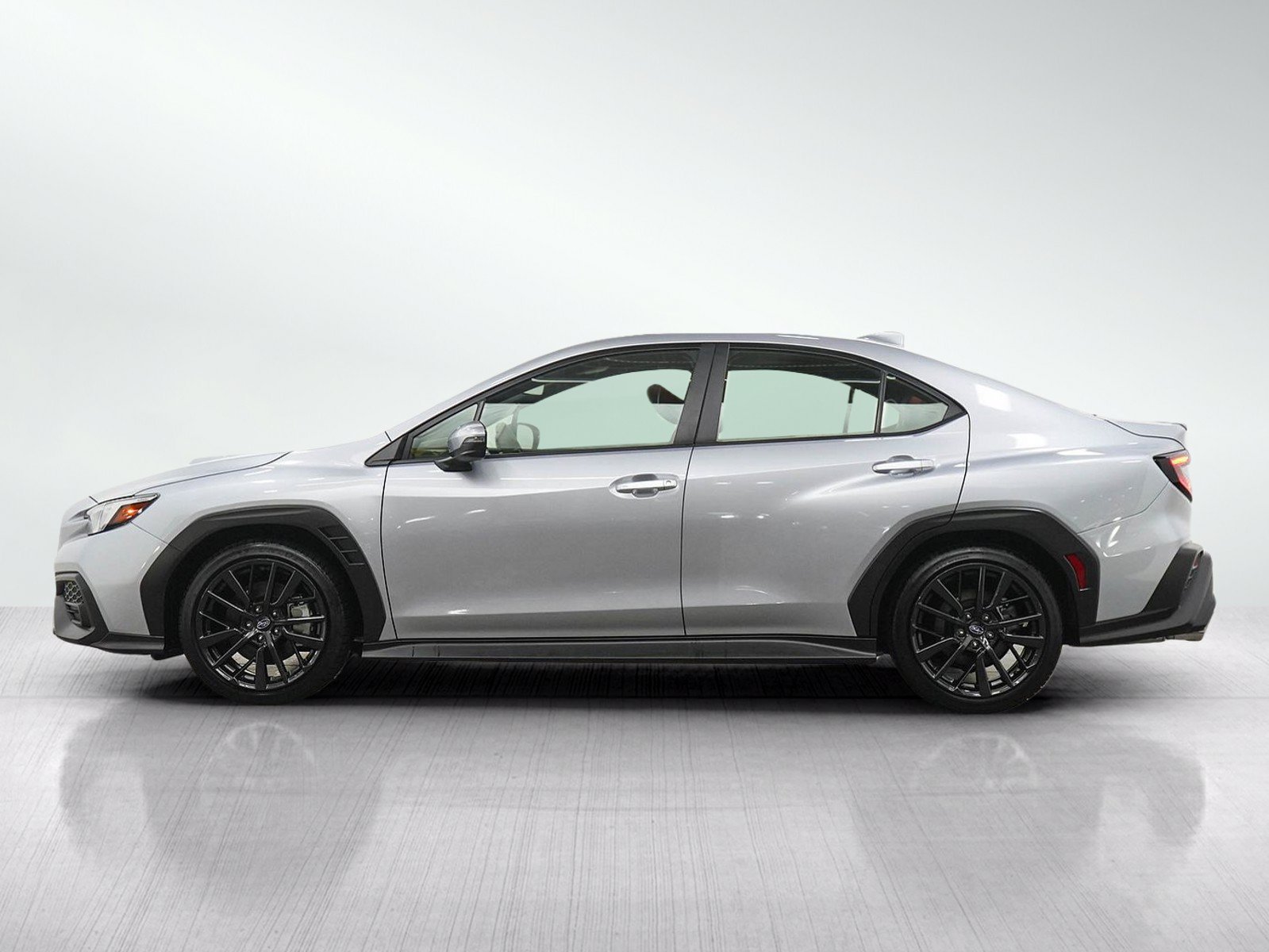 Used 2025 Ice Silver Metallic Subaru Limited image 2