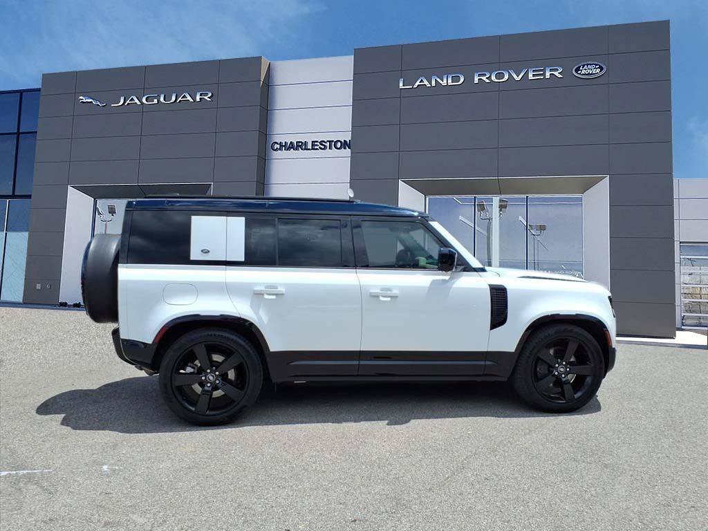 Certified Used 2023 Fuji White Land Rover X-Dynamic SE image 6