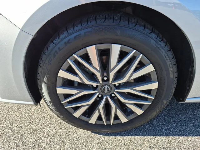 Used 2025 Silver Nissan 2.5 SV image 10