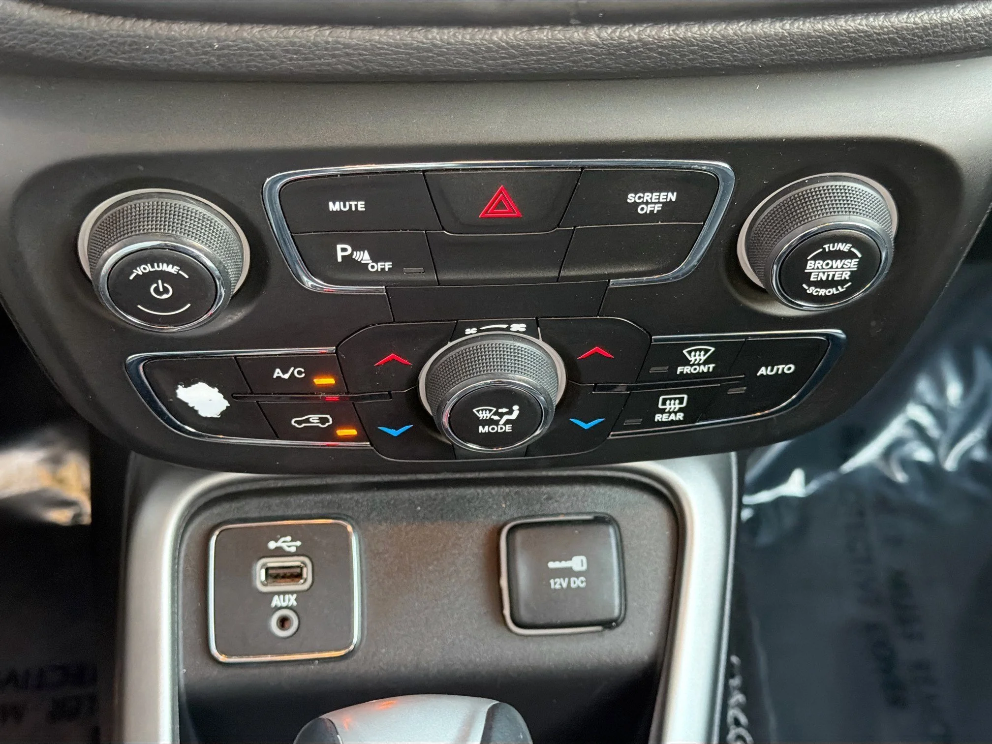 Used 2018 Redline Pearlcoat Jeep Latitude image 33