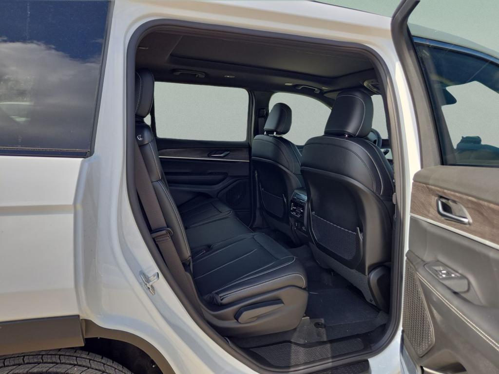 New 2025 Bright White Clear-Coat Exterior Paint Jeep Limited image 36
