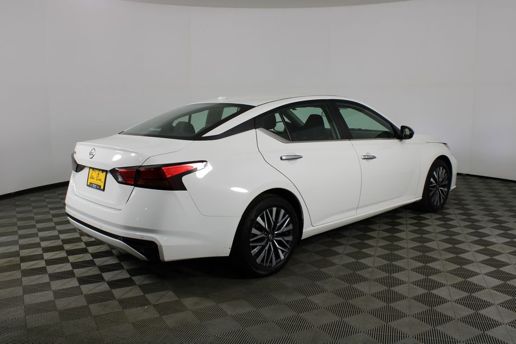 Used 2025 White Nissan 2.5 SV image 5
