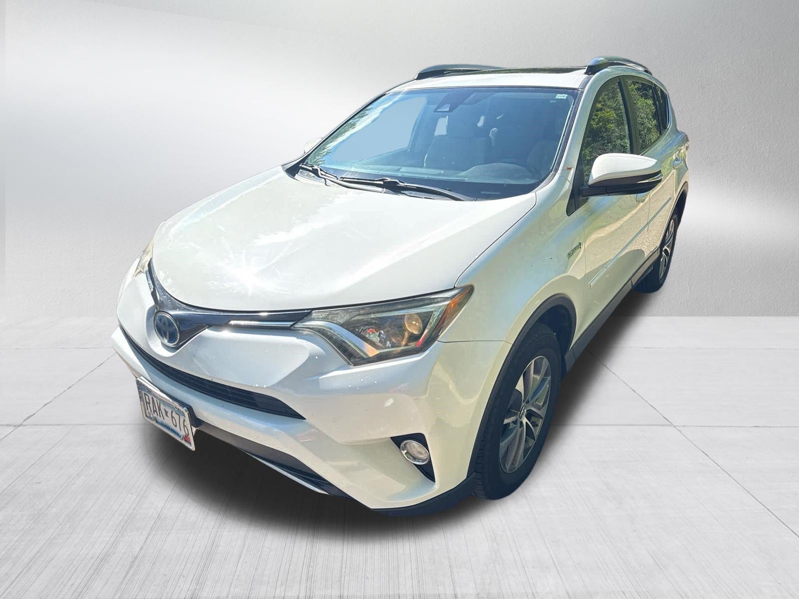 Used 2018 Super White Toyota Hybrid XLE image 3