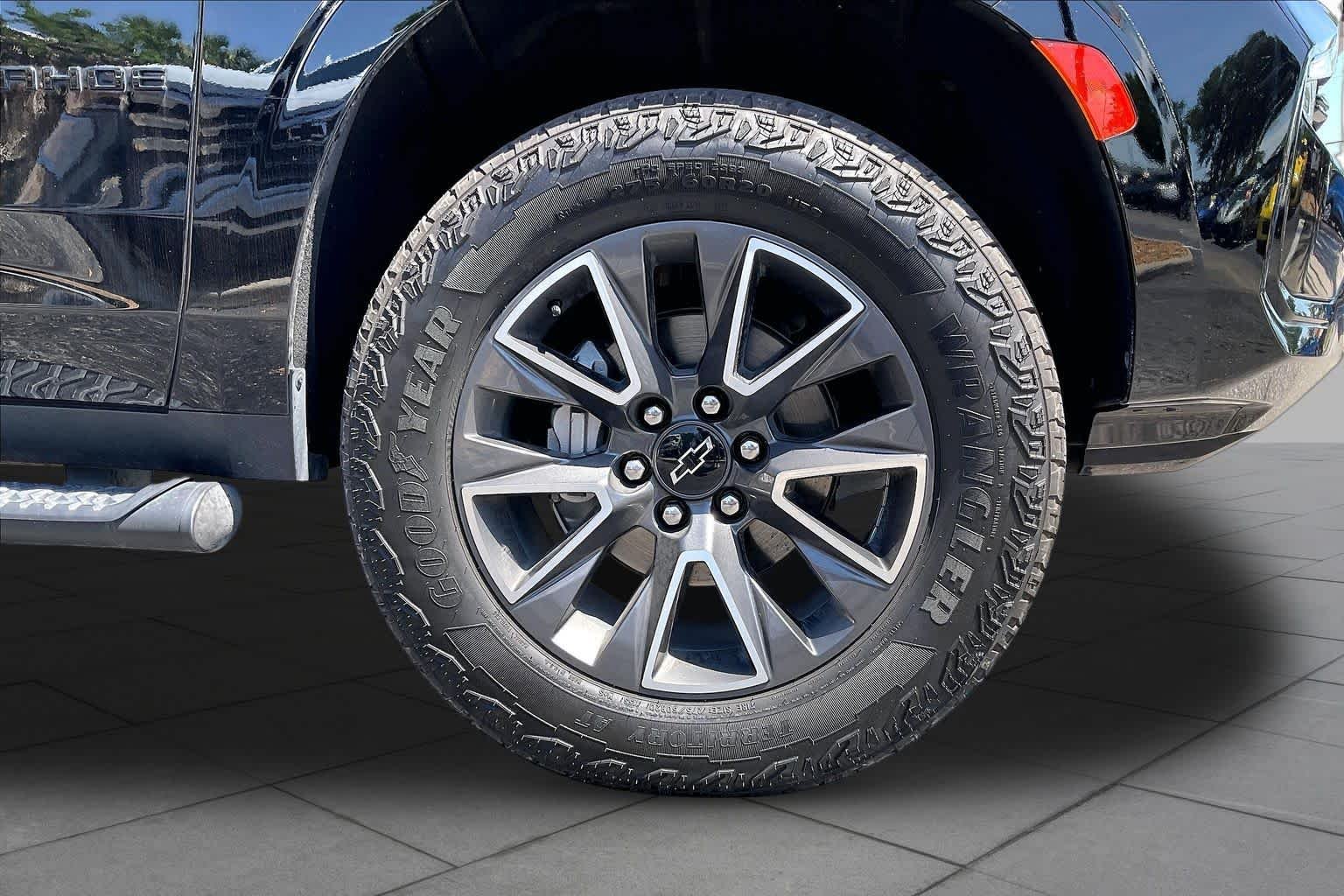 Used 2023 Black Chevrolet Z71 image 18