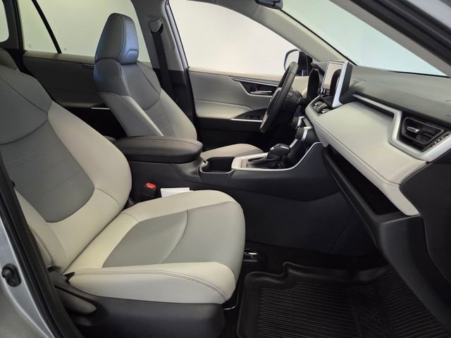 Used 2025 Silver Sky Metallic Toyota XLE Premium image 17