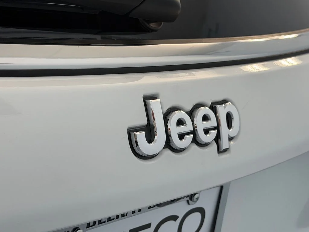 Used 2024 White Jeep Latitude image 12
