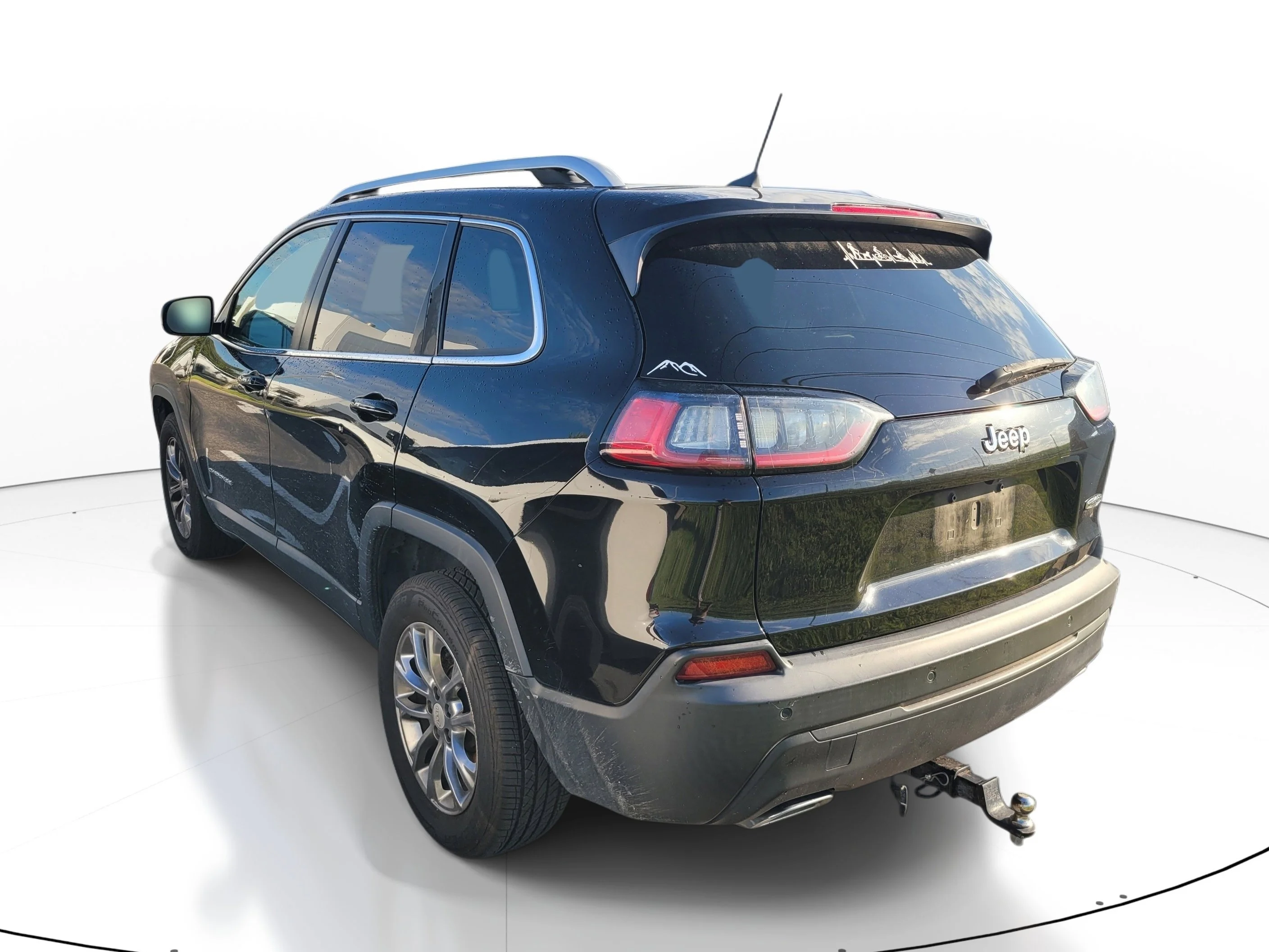 Used 2021 Diamond Black Crystal Pearlcoat Jeep Latitude Lux image 6