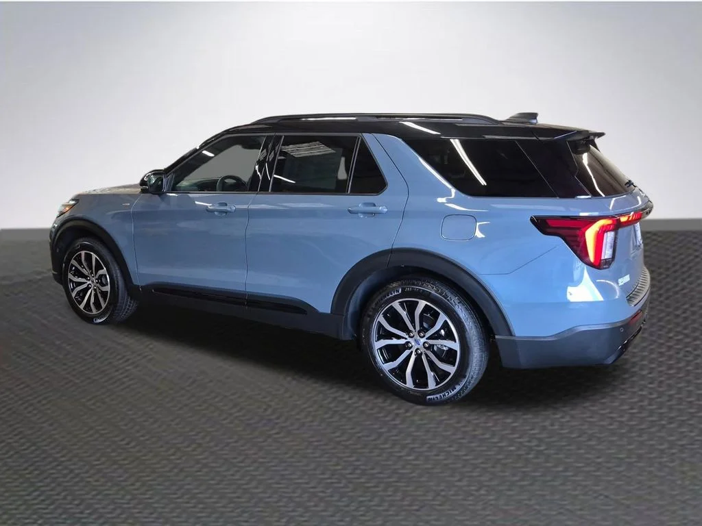 Used 2025 Vapor Blue Metallic Ford ST-Line image 5