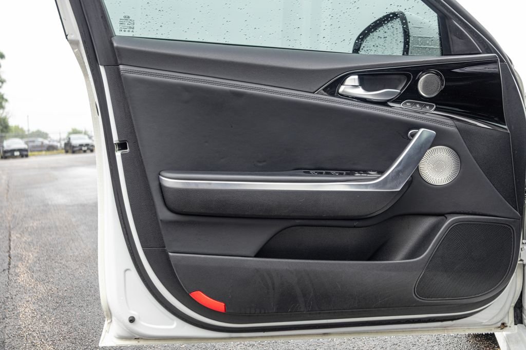 Used 2018 White Kia Premium image 28