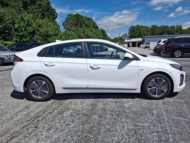 Used 2020 White Hyundai SE image 6
