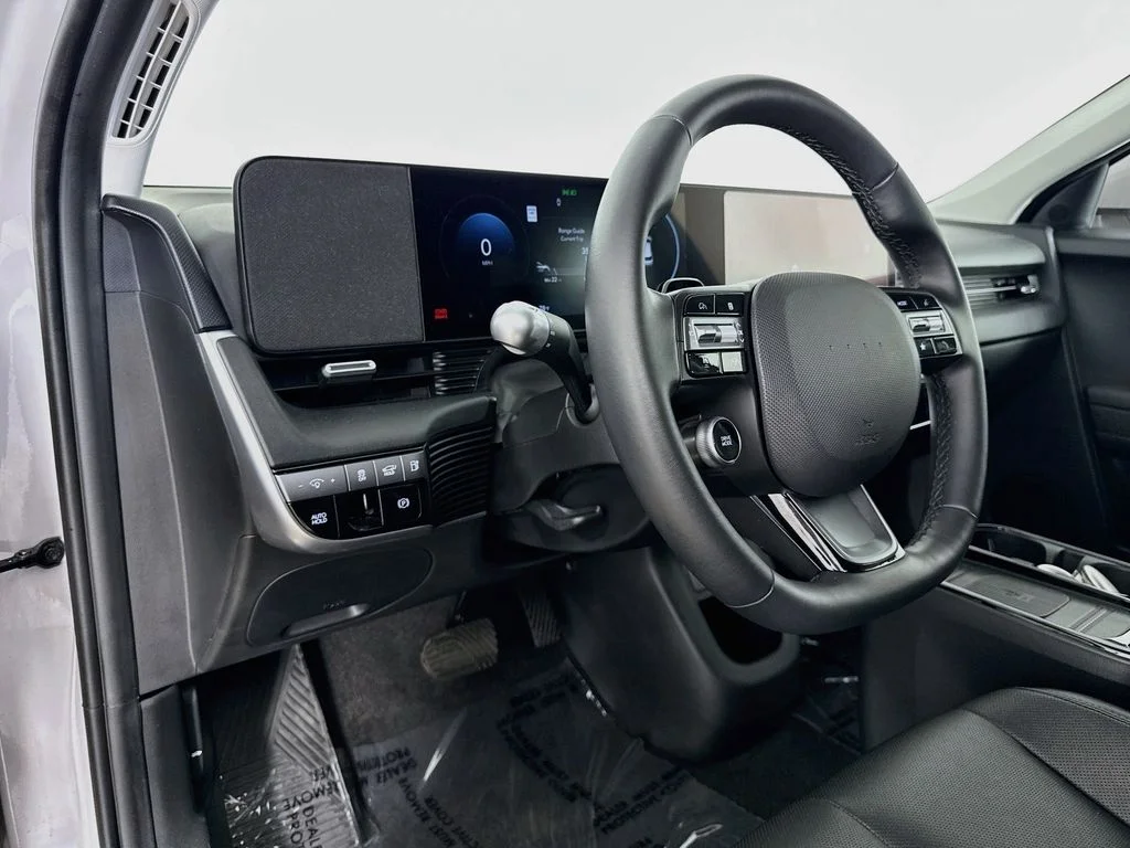 Used 2025 Gray Hyundai SEL image 9