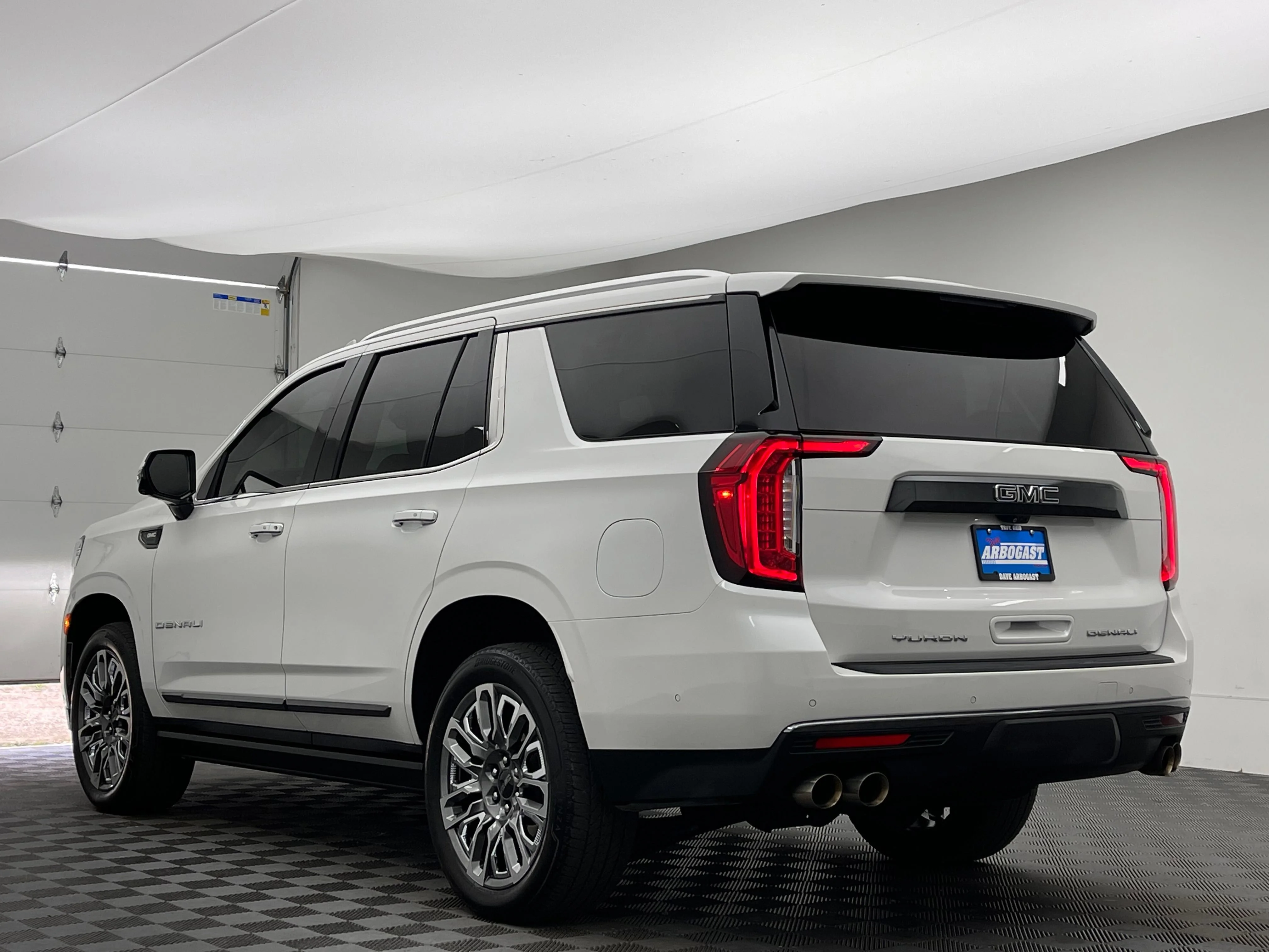 Used 2024 White Frost Tricoat GMC Denali Ultimate image 17