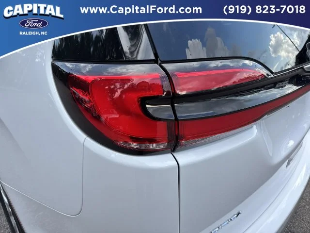 Used 2025 White Chrysler Select image 15