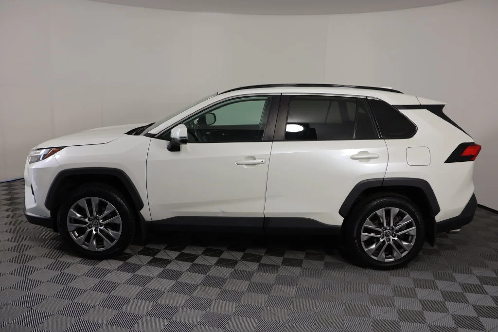 Used 2022 Blizzard Pearl Toyota XLE Premium image 5