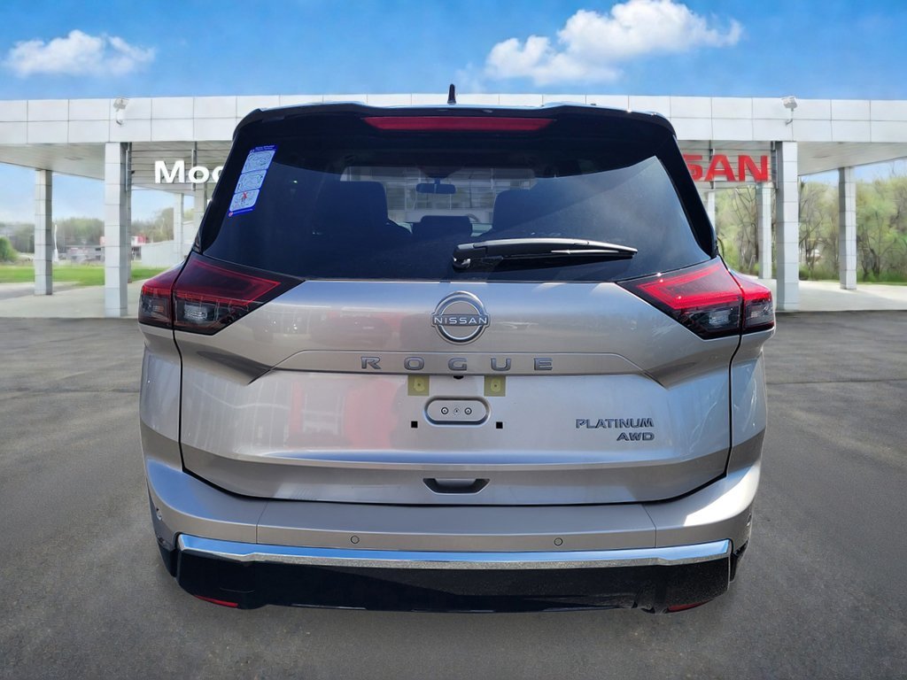 New 2026 Champagne Silver Metallic / Super Black Two-tone Nissan Platinum image 4
