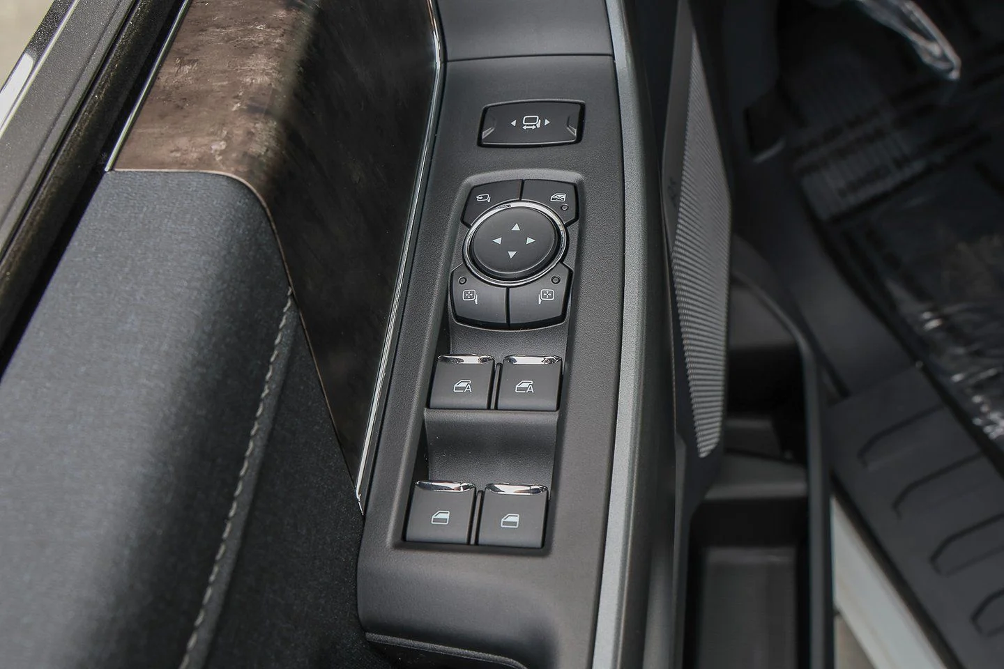 New 2026 Oxford White Ford F-350® Lariat® image 40