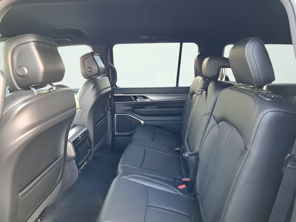 New 2026 Bright White Clear-Coat Exterior Paint Jeep Limited Altitude image 13
