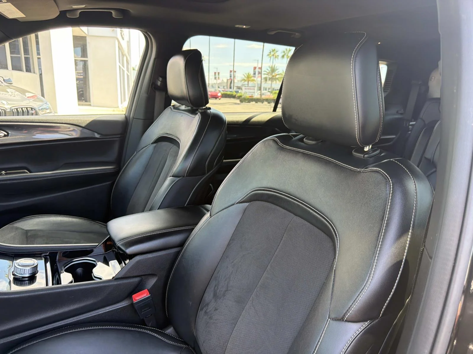 Used 2022 Diamond Black Crystal Pearlcoat Jeep Altitude image 24