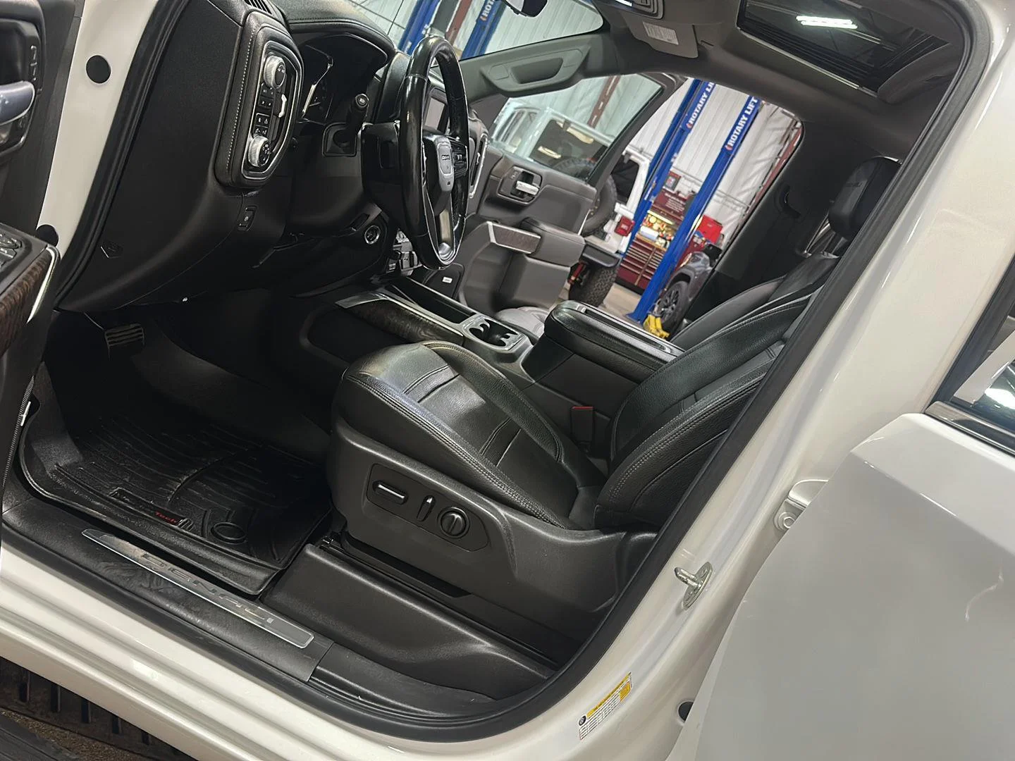 Used 2020 White Frost Tricoat GMC Denali image 17