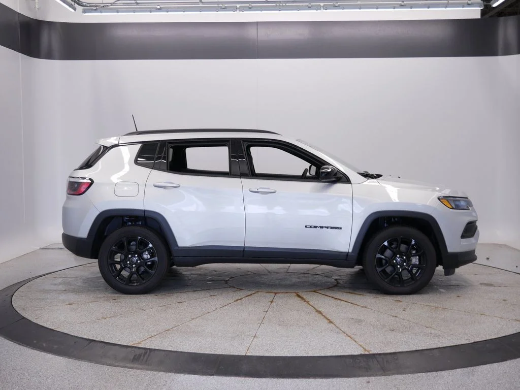 New 2026 Silver Zynith Metallic Clearcoat Jeep Latitude image 8