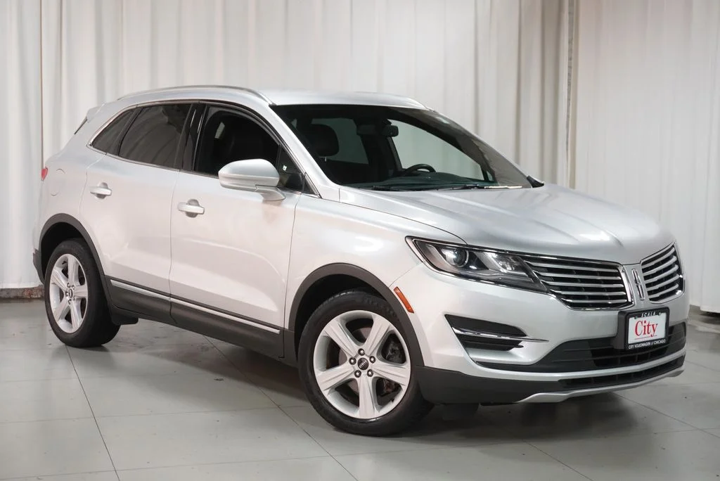 Used 2017 Ingot Silver Lincoln Premiere image 5