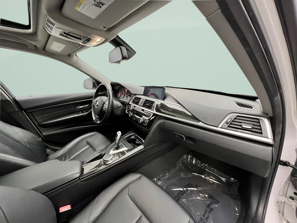 Used 2018 White Metallic BMW 320i xDrive image 30