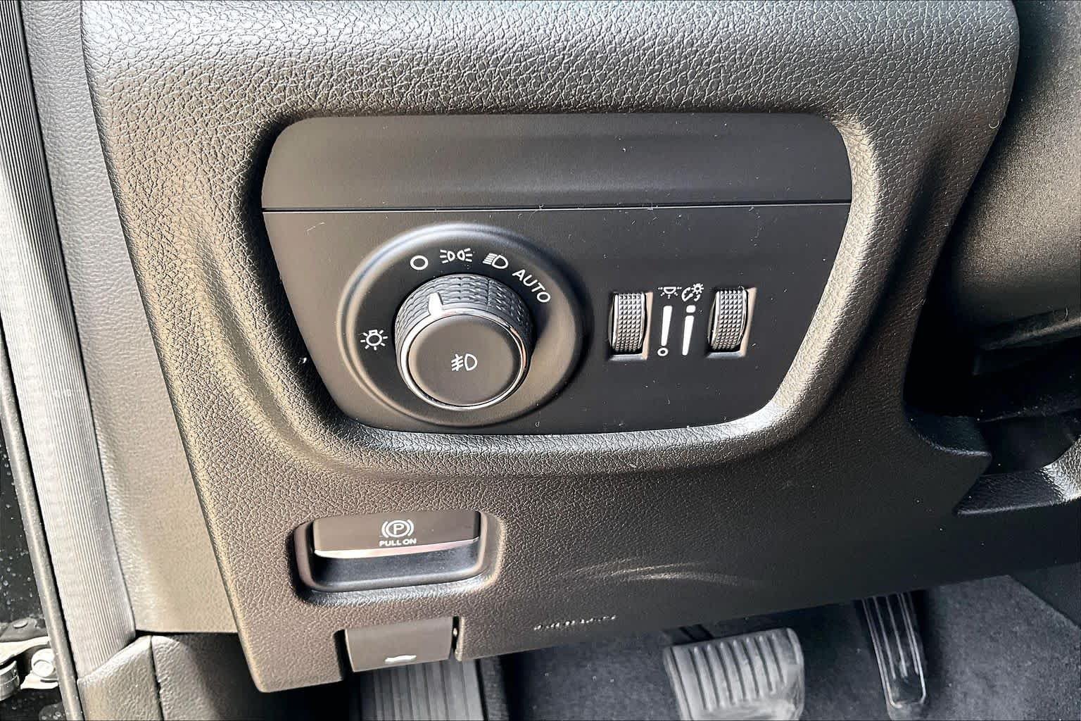 Used 2022 Diamond Black Crystal Pearlcoat Jeep Limited image 34