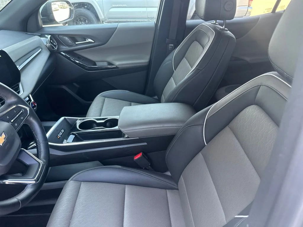 Used 2025 Green Chevrolet LT image 3