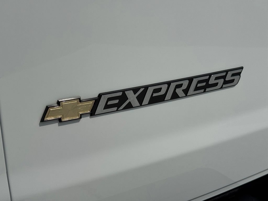 New 2026 Summit White Chevrolet WT image 12