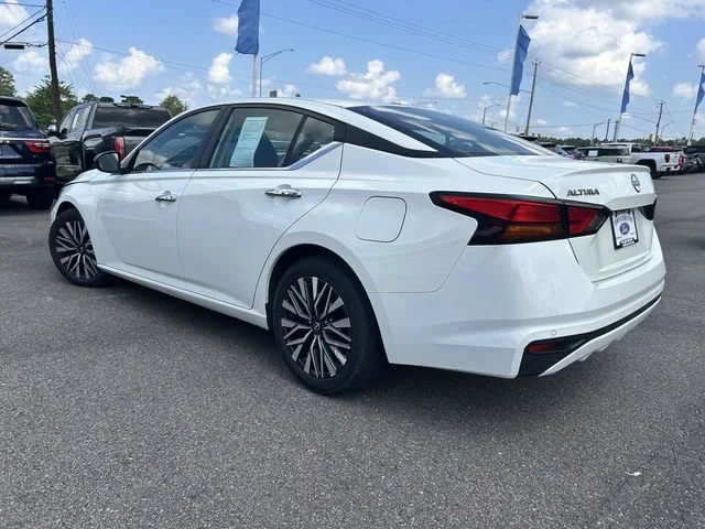 Certified Used 2025 Glacier White Nissan 2.5 SV image 5