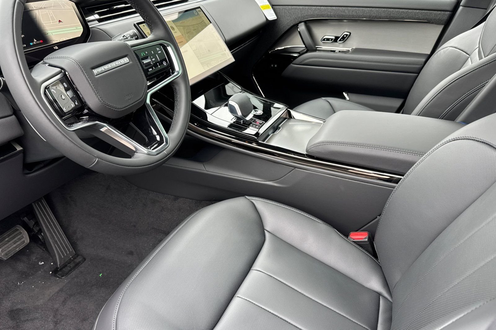 New 2026 Santorini Black Land Rover SE image 9