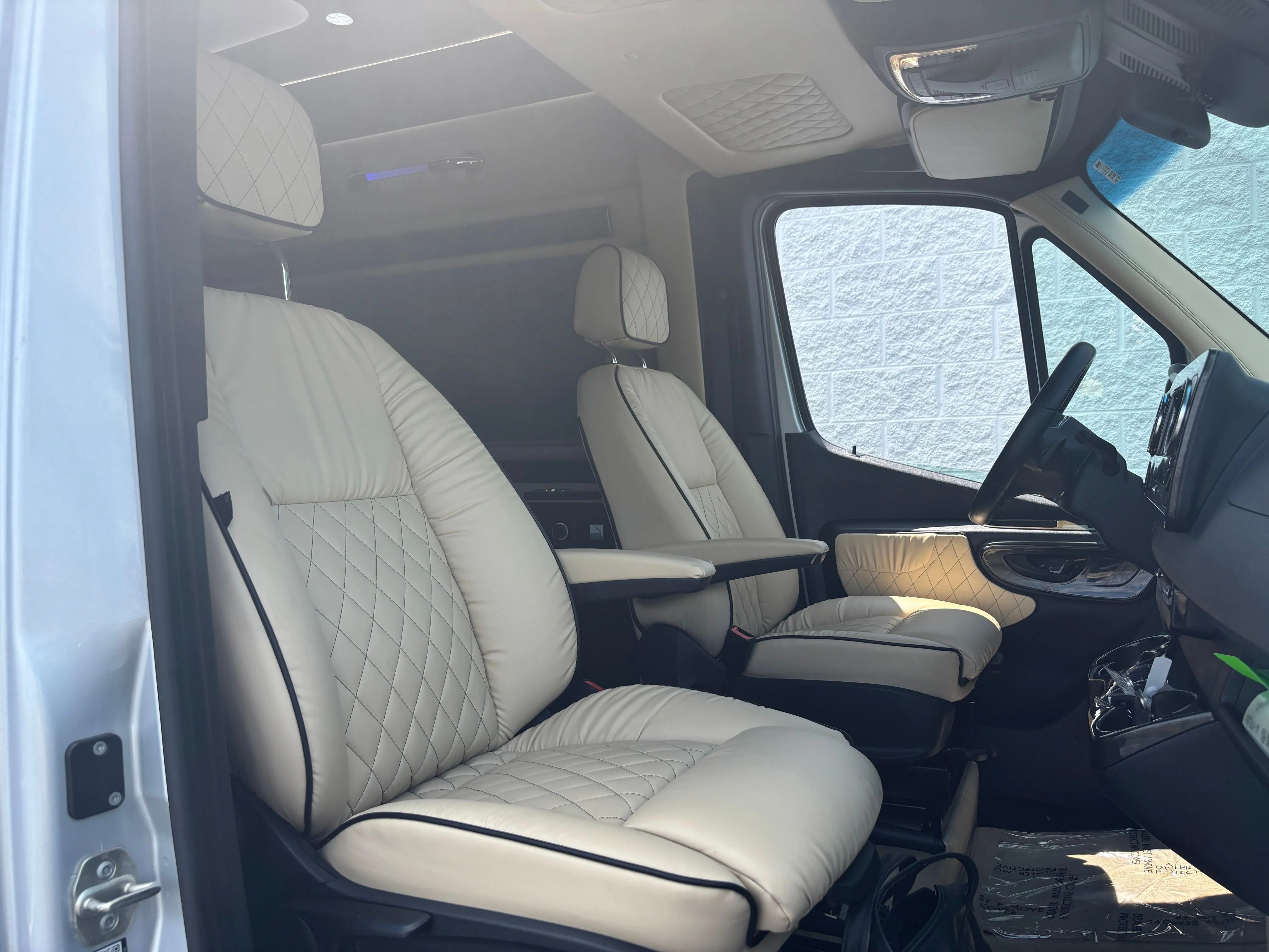 Used 2021 Silver Mercedes-Benz Midwest Luxe Cruiser image 25