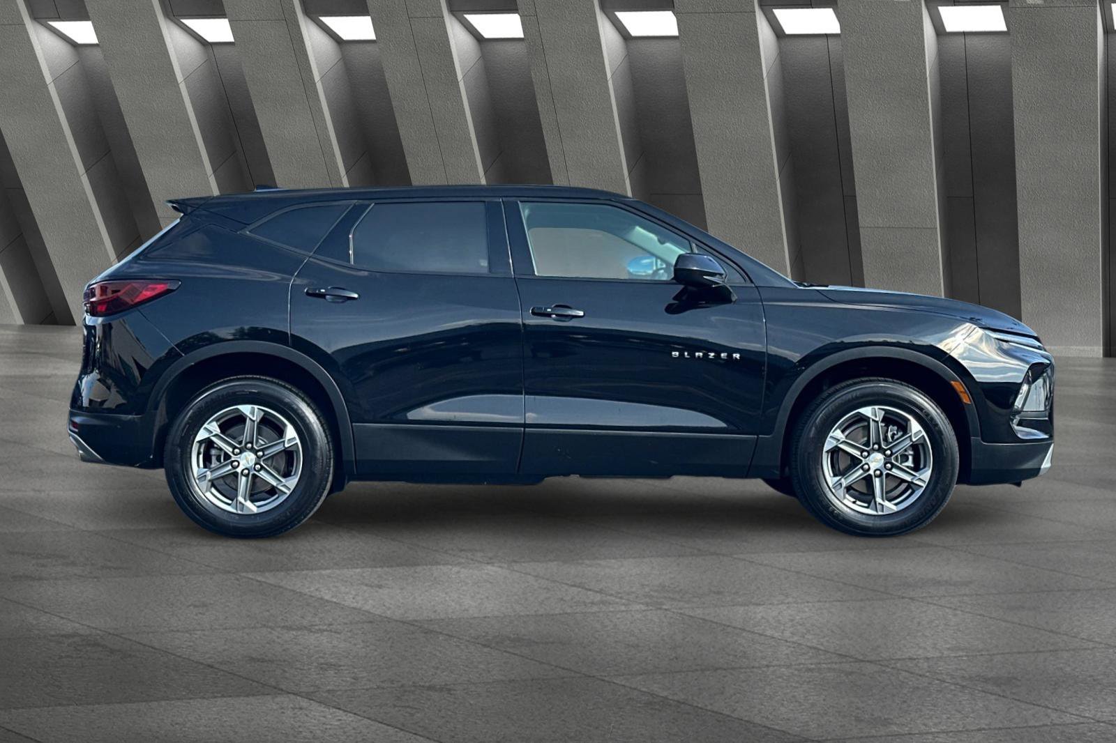 2023 Chevrolet Blazer 2LT photo 2